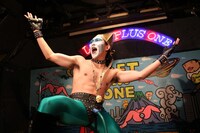 師範代の増谷キートン。衣装にやや難があるが、ぜひ表舞台でも披露してほしい。 (c)フォトプロ