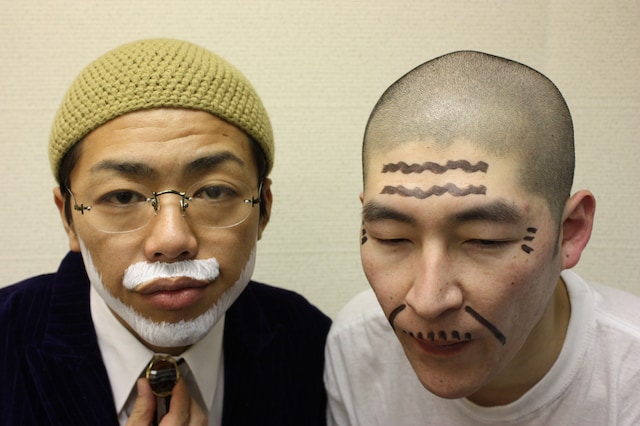 老人漫才時の能勢（写真左）と加藤（写真右）。