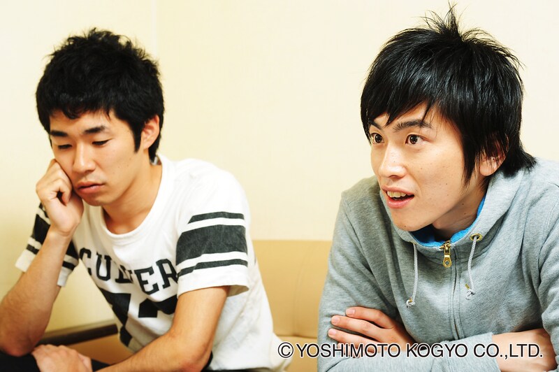 楽屋にてライターからの質問に真剣に応えるしずるの2人。