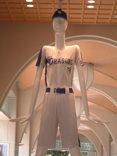 名古屋の待ち合わせスポットとして有名なナナちゃん。1973年4月28日生まれで、身長約6mのスレンダーな女性。ファッションは季節やイベントごとにチェンジしている。（写真提供：名鉄百貨店）