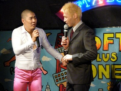 2009年10月9日に新宿ロフトプラスワンで行われた復活ライブでのJINRUI。この時はまだ、加賀谷くんが松本キックの新しい芸名“シンカ”に慣れておらず、何度も「キックさん」と呼び間違えていた。