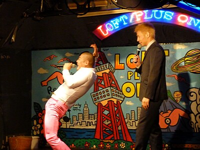 この日のオープニングでは「か・が・や・でェ～す!!」を連発。客席からは「おかえり～」という暖かい声が多数贈られた。この日の衣装はかつてのトレードマークだった坊主頭に白いシャツ、そして紫のスパッツがピンクのスパッツに変わった。