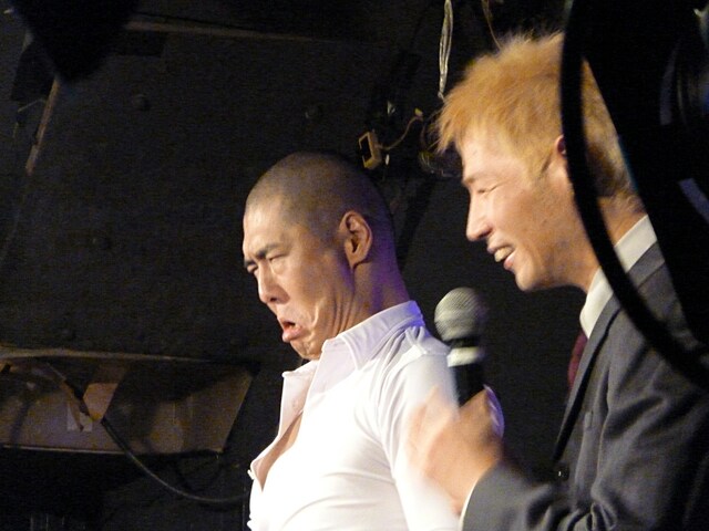 役者が表情を作るためのトレーニング「顔体操」をシンカから指南される加賀谷くん。会場の爆笑を誘い、シンカから「こんなの絶対テレビじゃ放送できない」とその破壊力を絶賛された。