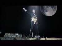 月をバックにポーズを決めるマイコーりょう。