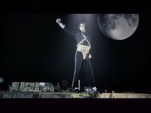 月をバックにポーズを決めるマイコーりょう。