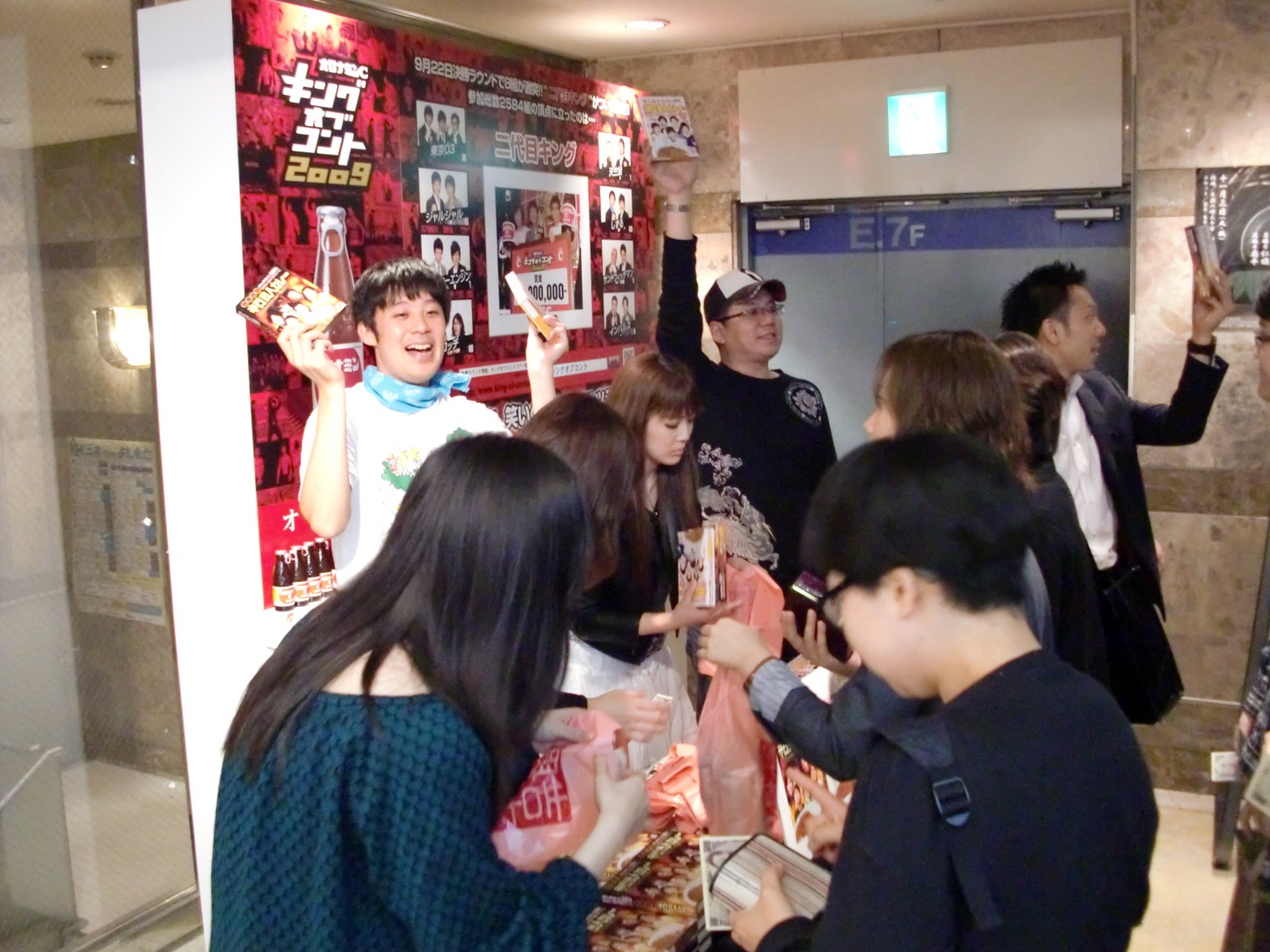 ライブ終了後にカレーを手売りする佐久間一行。