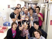 ライブ出演者によるカレー発売記念撮影。新喜劇の深夜稽古のため楽屋にいた大山英雄と椿鬼奴も撮影に参加。