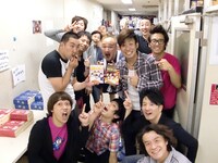 ライブ出演者によるカレー発売記念撮影。新喜劇の深夜稽古のため楽屋にいた大山英雄と椿鬼奴も撮影に参加。