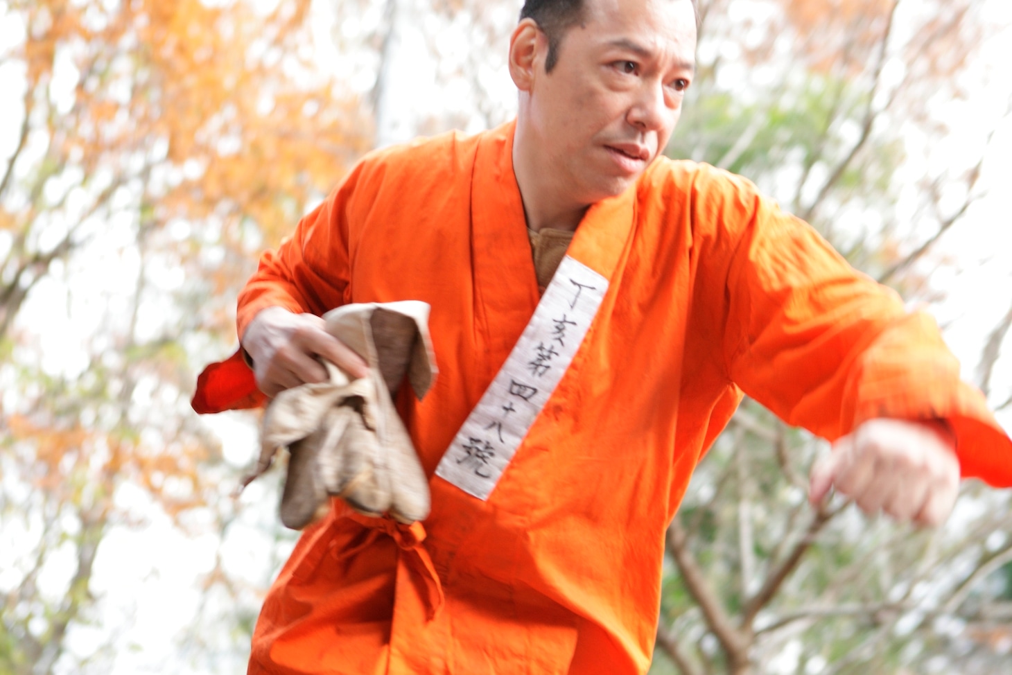 驚異の身体能力を発揮する板尾。(c)2009「板尾創路の脱獄王」製作委員会