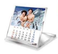 1月は雪山でパンツ一枚のトータルが寒さに震えるデザインとなっている。