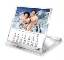 1月は雪山でパンツ一枚のトータルが寒さに震えるデザインとなっている。