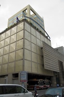 北沢タウンホールの外観。