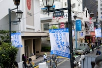 10月17日現在、下北沢駅南口周辺は「スジナシ×下北沢」フラッグ一色となっている。