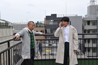 撮影場所のマンション屋上でイメージを膨らませる2人。(C)CBC