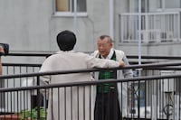 熱演中の鶴瓶と劇団ひとり。(C)CBC