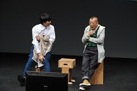 北沢タウンホール内で、つい先ほどの演技をプレビューしながらトークする2人。(C)CBC