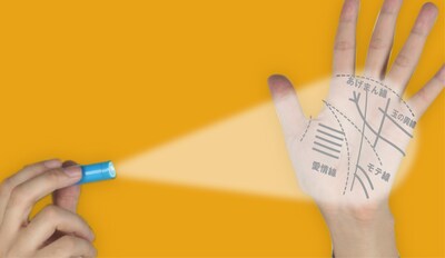 「テノヒライト」は、手のひらに手相の線を投影して遊ぶグッズ。