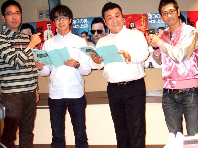 意気揚々とアフレコに挑戦する山崎と矢作。柴田と小木はピストル片手に応援。「バーン・ノーティス　元スパイの逆襲」 (c)20世紀 フォックス ホーム エンターテイメント