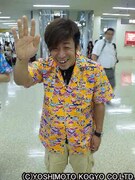 かりゆしウェアを着てご陽気なチーモンチョーチュウ菊地