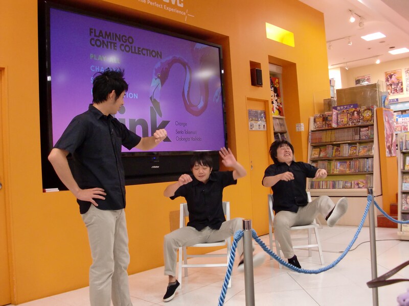 フラミンゴの珠玉のモノマネが堪能できるコント「フリ先生」。生で見たモノマネの完成度の高さにお客さんから感嘆が漏れた。