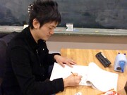 お笑いナタリーのために3曲の楽曲解説を準備してくれた亮ちゃん。あっという間に書き終えた。