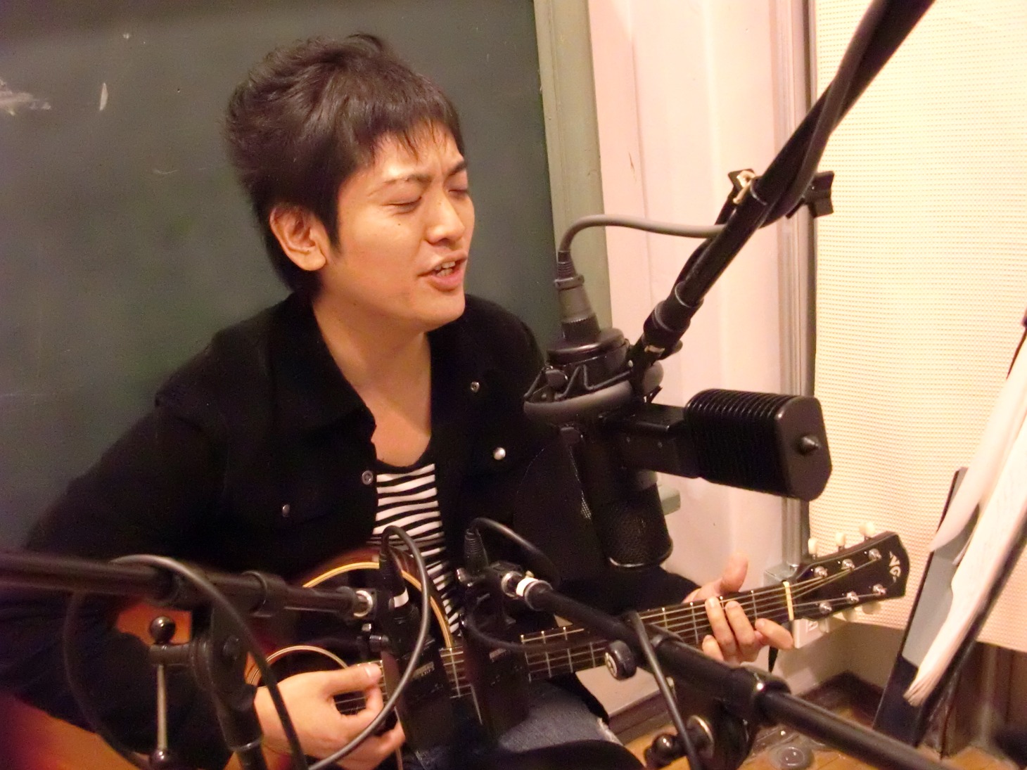 昔、兄の徹に初めて曲を聴いてもらったときは、「次からやめて」と言われたことも。