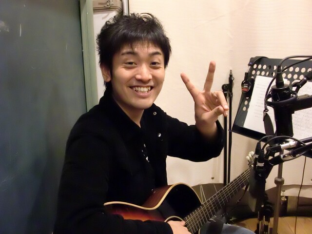 「ミュージックよしもと」からのオファーに喜ぶ亮ちゃん。今でもビーイング系の曲を主に聴いているそう。最近新しく聴いた曲は、absorbの「桜ノ雨」。