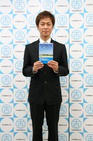 「発売を河本の命日10月31日になんとか間に合わせたかった」と語った高山。(c)吉本興業