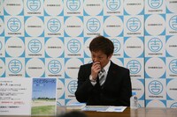 会見の途中で涙ぐむ場面も。(c)吉本興業