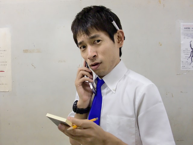 先輩後輩問わず多くの芸人と親交の深い探偵タケト。