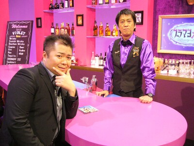 “すわりのいい顔”を見せる小杉とバーテンダーの衣装でキメる吉田。(c)中京テレビ