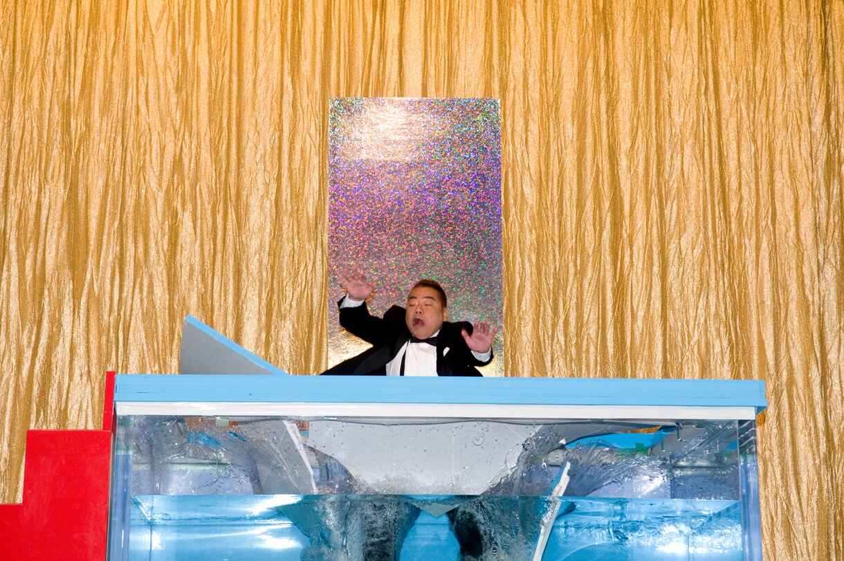 出川哲朗、ドッキリ仕掛け人のはずが巨大水槽にドボン - お笑いナタリー