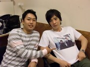 会見前に楽屋でくつろぐ2人。藤原が来ているTシャツには9年本の表紙に使われた写真がプリントされている。このTシャツはスタッフからのプレゼント。