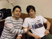 会見前に楽屋でくつろぐ2人。藤原が来ているTシャツには9年本の表紙に使われた写真がプリントされている。このTシャツはスタッフからのプレゼント。