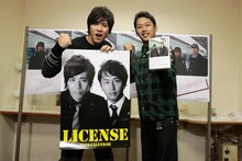 本の中で数々の暴言を吐いているライセンス。会見の最後には「僕ら今はイイ奴です」と笑顔で改心をアピール。(c)吉本興業