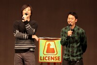 「9年前に下北沢でトークライブをやったときは30人だった」と、観客席のファンを前に感無量の2人。(c)吉本興業