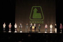 舞台上にはこれまでのライセンス等身大パネルが並べられた。井本はなぜか最後の写真が異様に黒く、国籍を変えたのではという疑惑が。(c)吉本興業