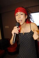 お気に入りの赤いバンダナを巻いてBON JOVIの新曲を熱唱する椿鬼奴。