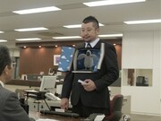 ケンコバがサラリーマン＆鳩のコスプレで爽快感を演出