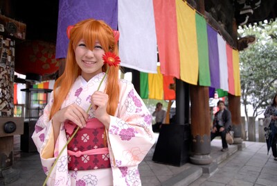 アスカ×着物のダブルコスプレでご満悦の桜・稲垣。(c)吉本興業