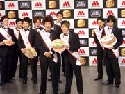 ハンバーガーに関するエピソードを聞かれ、藤田は反抗期に父親と喧嘩した話を披露。ハンバーガーとの接点は、父親が湯飲みを握ったときの指がハンバーガーの形に似ていたとのこと。