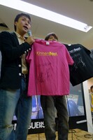 写真の2枚のTシャツをめぐるジャンケン大会が行われた。