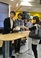 握手会に並んだ1人目のファンと記念撮影。