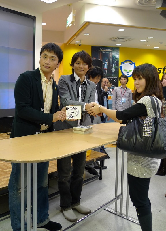 握手会に並んだ1人目のファンと記念撮影。