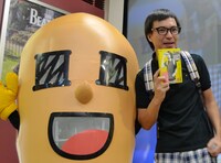 ふかわりょうとアメリカンドッ君。ふかわはDVDの主人公フルカワトオルの衣装でイベントに参加し、「これほど蛍光灯の明るさをありがたいと思ったことはありません！」とジョークを飛ばして“停電事件”を知るファンで埋め尽くされた会場を温めた。