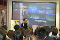 DVD収録後に髪をバッサリ切ったふかわは、「メガネをかけると、少しだけ『ごはんですよ！』の匂いがする」と自嘲気味に語った。