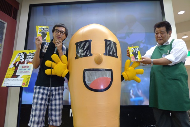 鮎沢パーキングエリア売店の店長（写真右）もイベントにゲスト参加。