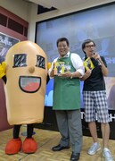 店長をセンターにした3ショット。ふかわは、この写真がメインで使われてしまうことを危惧していた。