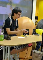 丁寧にイラスト入りでサインするふかわ。