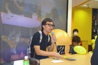 ふかわは、ファン1人1人と言葉を交わしながら、握手や記念写真に応じた。